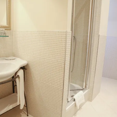 Savoy Westend فندق 5*