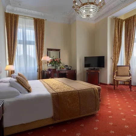 Savoy Westend فندق كارلوفي فاري