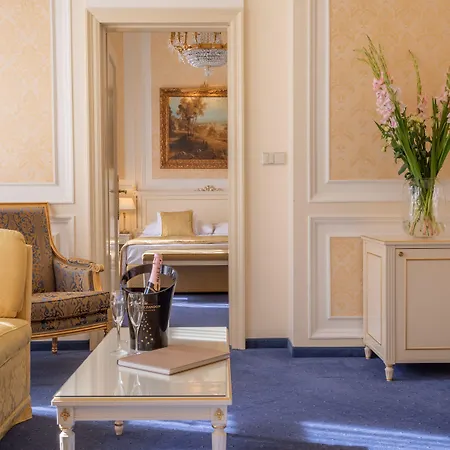 Savoy Westend فندق كارلوفي فاري