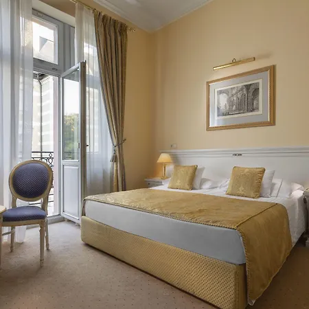 Savoy Westend فندق كارلوفي فاري