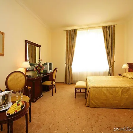 Savoy Westend فندق 5*