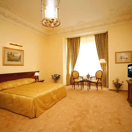 Savoy Westend فندق كارلوفي فاري