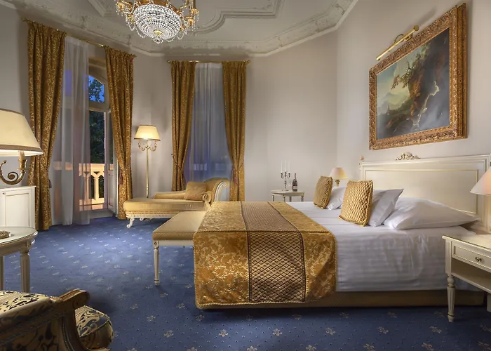 Savoy Westend فندق كارلوفي فاري