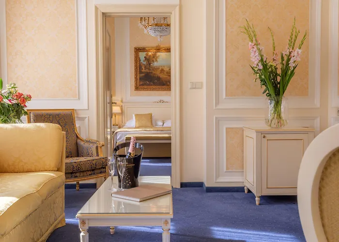 Savoy Westend فندق 5*