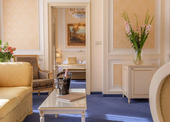 Savoy Westend فندق كارلوفي فاري